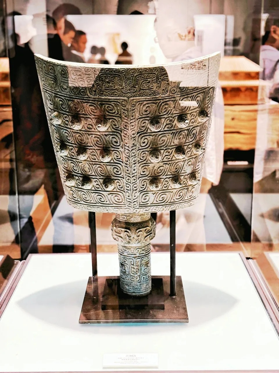 西周云雷纹青铜大铙展现在福建博物院灯光下_1