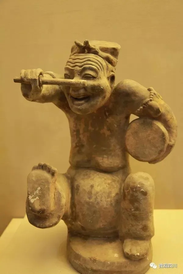 四川博物院汉代说唱俑展露生动笑容_1