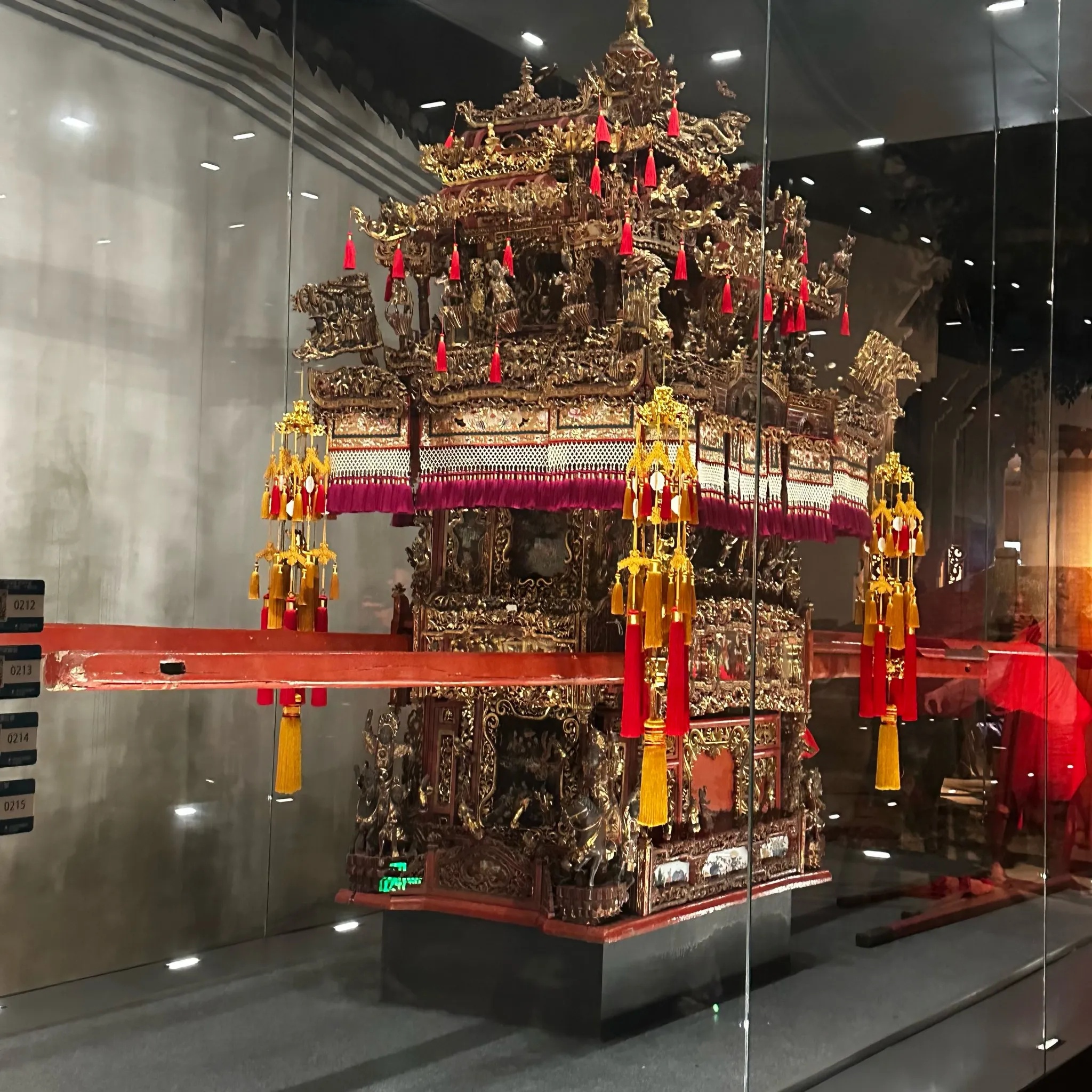 宁波博物馆万工轿木雕彩绘花轿整体外观_1