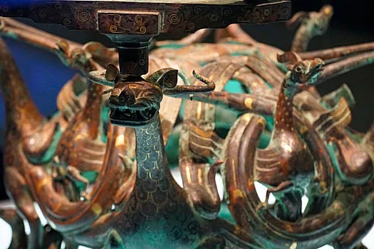 战国错金银四龙四凤铜方案座青铜纹饰细节_1