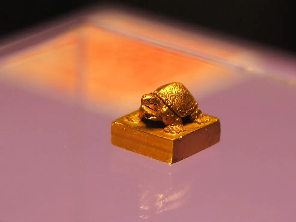 东汉偏将军金印展现金制官印篆刻细节_1