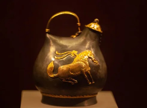 唐代鎏金舞马衔杯纹皮囊银壶局部特写展现鎏金工艺细节_2