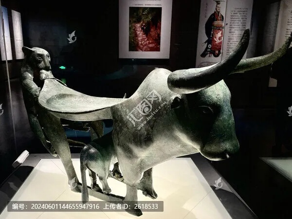 云南战国青铜器牛虎铜案整体造型展示_2