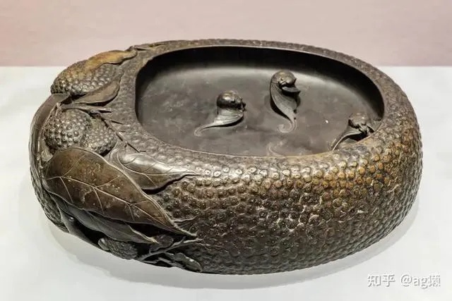 清代荔枝飞蝠端砚展现簸箕形雕工细节_1