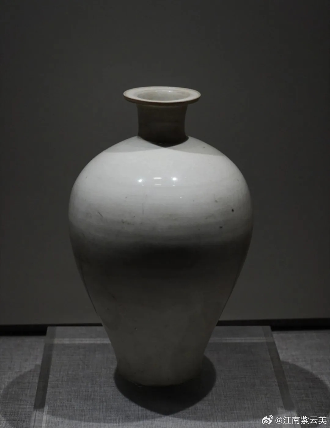 吉林省博物院定窑白釉梅瓶丰肩鼓腹线条流畅_1