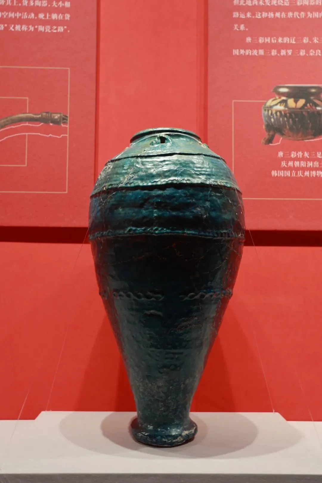 五代波斯孔雀蓝釉陶瓶展现异域造型与温润蓝釉_1