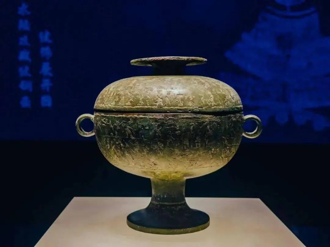 罗家坝遗址博物馆狩猎纹铜壶纹饰细节特写_2