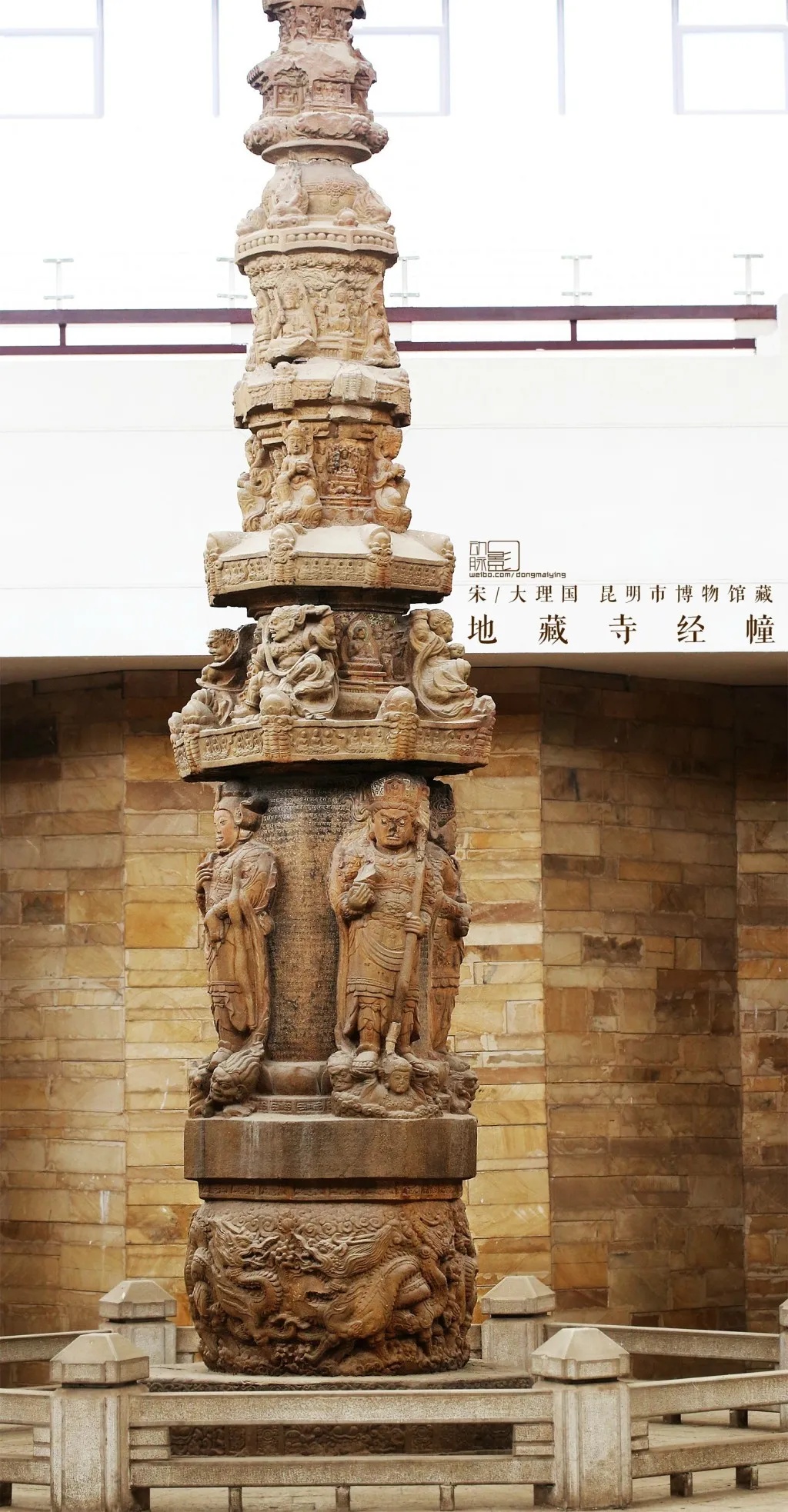 地藏寺经幢石雕局部展现佛像与龙纹细节_1