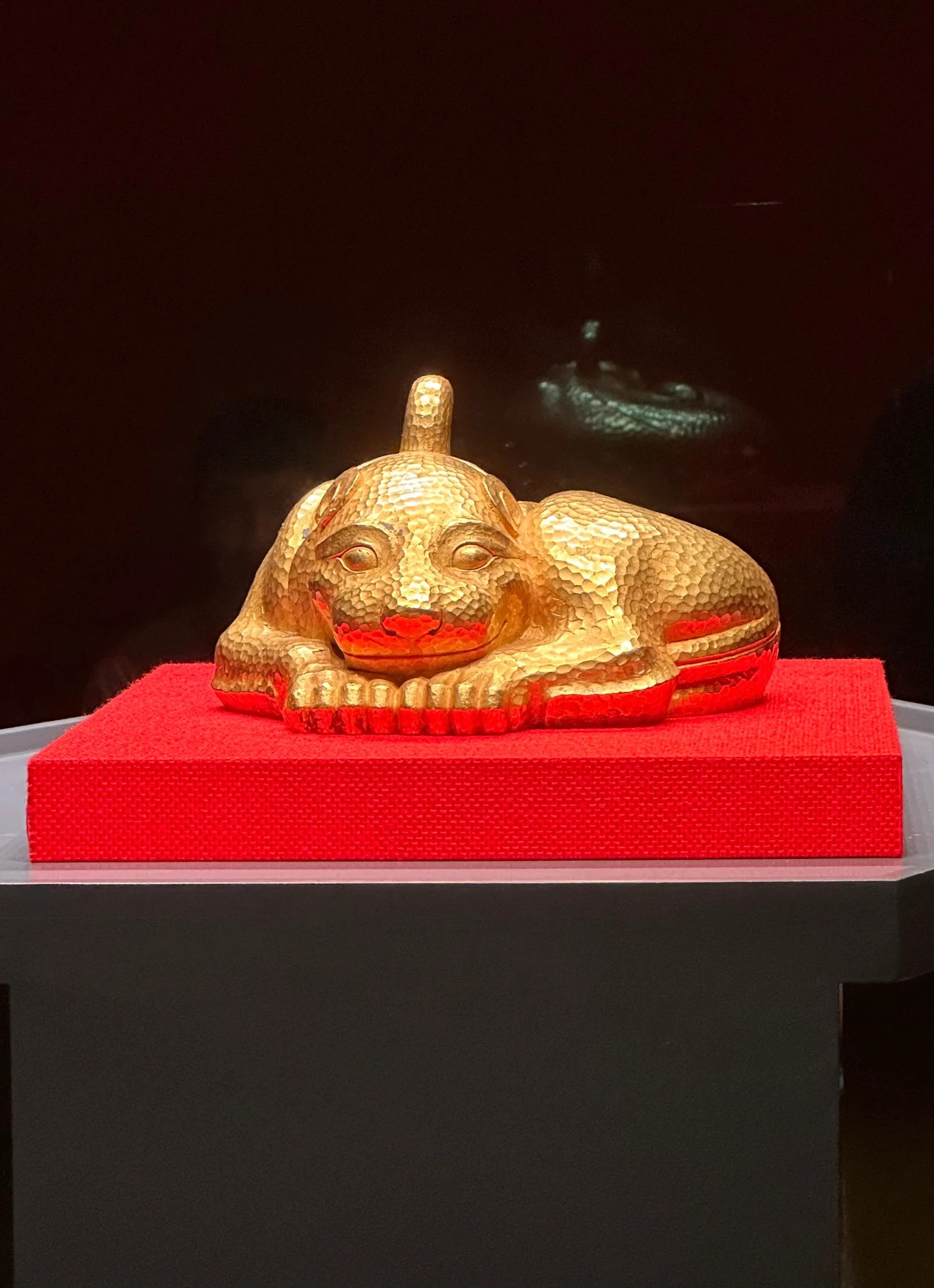 南京博物院金兽呈现金色动物造型与锤揲工艺细节_1