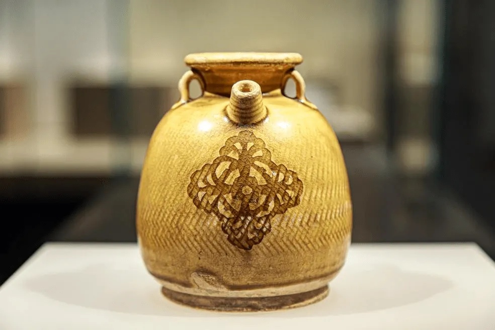 唐代黄釉刻席纹剪纸贴花双系执壶展示剪纸贴花与刻席纹工艺_1