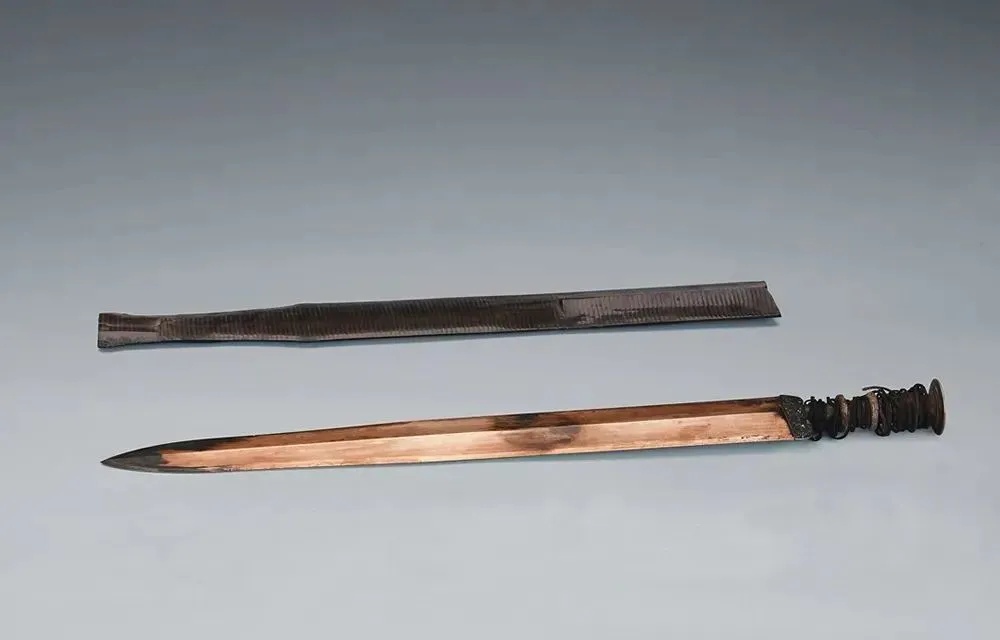 战国越王者旨於睗剑整体外观青铜光泽清晰可见_1