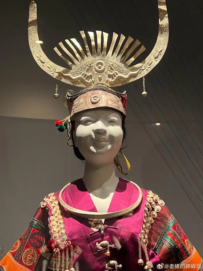 清代丹寨苗族女盛装展现在贵州省民族博物馆藏品中_1