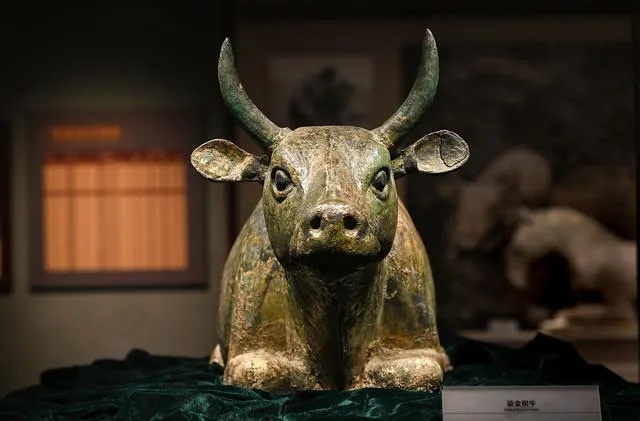 西夏鎏金铜牛跪卧姿态青铜质感尽显古朴华美_2