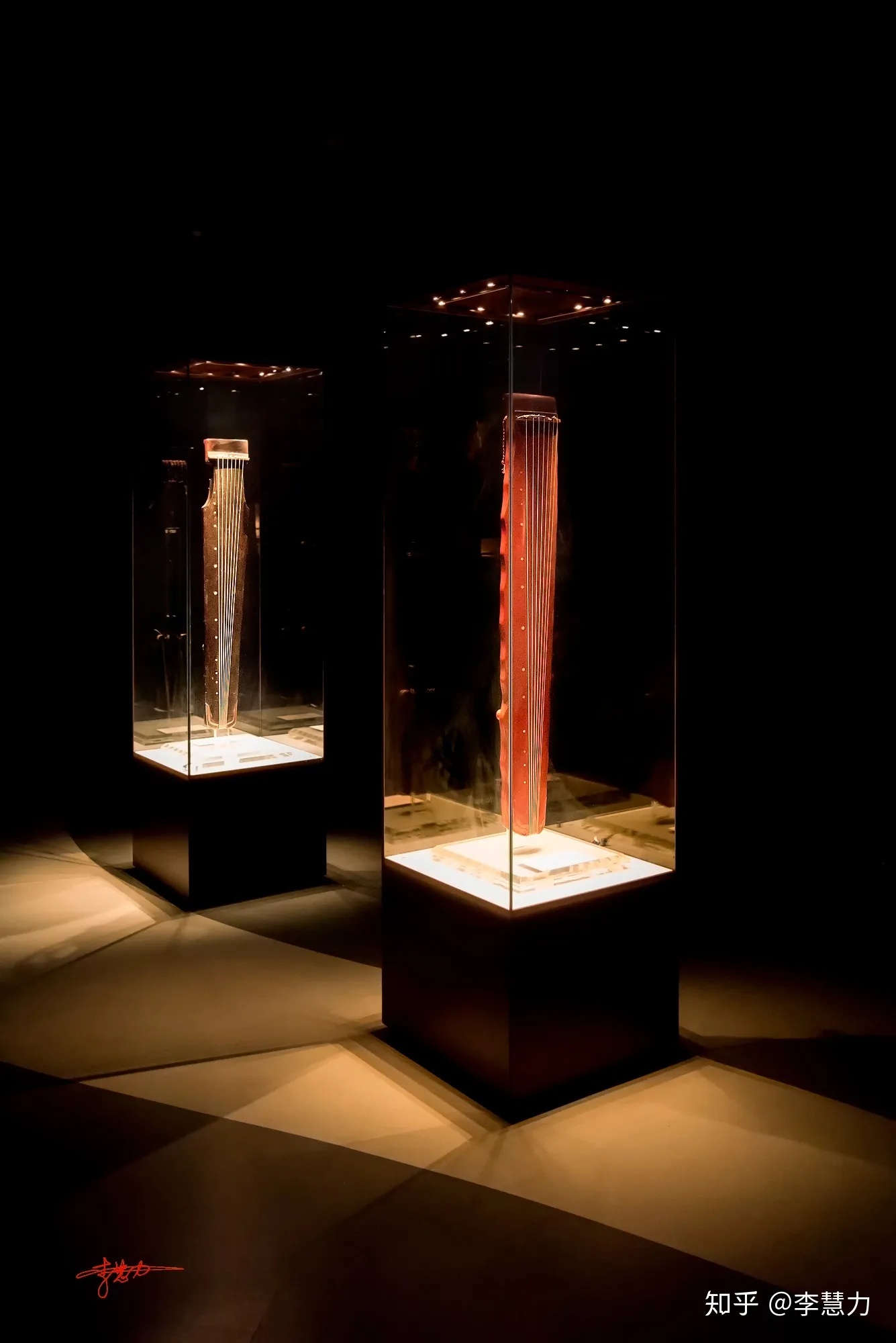 彩凤鸣岐七弦琴整体外观展现唐代落霞式古琴的木质纹理与工艺细节_1