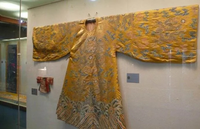 金代齐国王墓丝织品服饰饰有团龙夔龙云鹤纹样_1