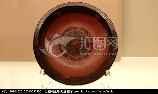 西汉漆盘呈现精美纹饰与古朴造型_1