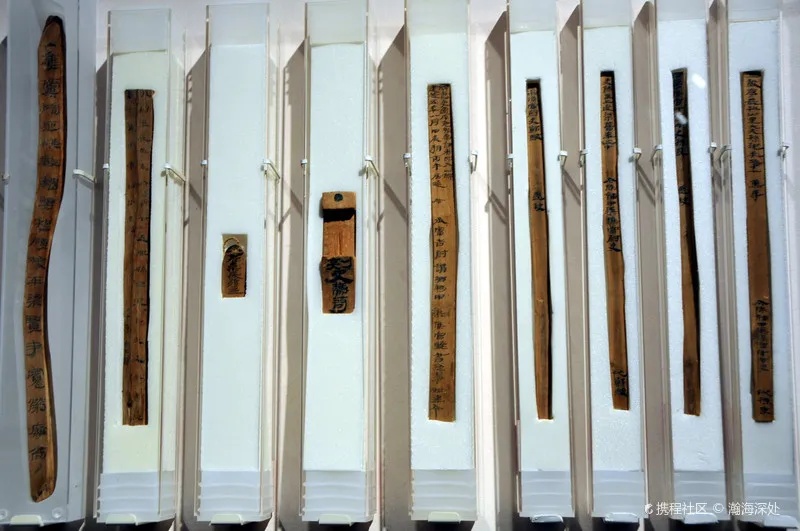 甘肃简牍博物馆展出的汉代里程简实物，展示竹简文字与外观_1