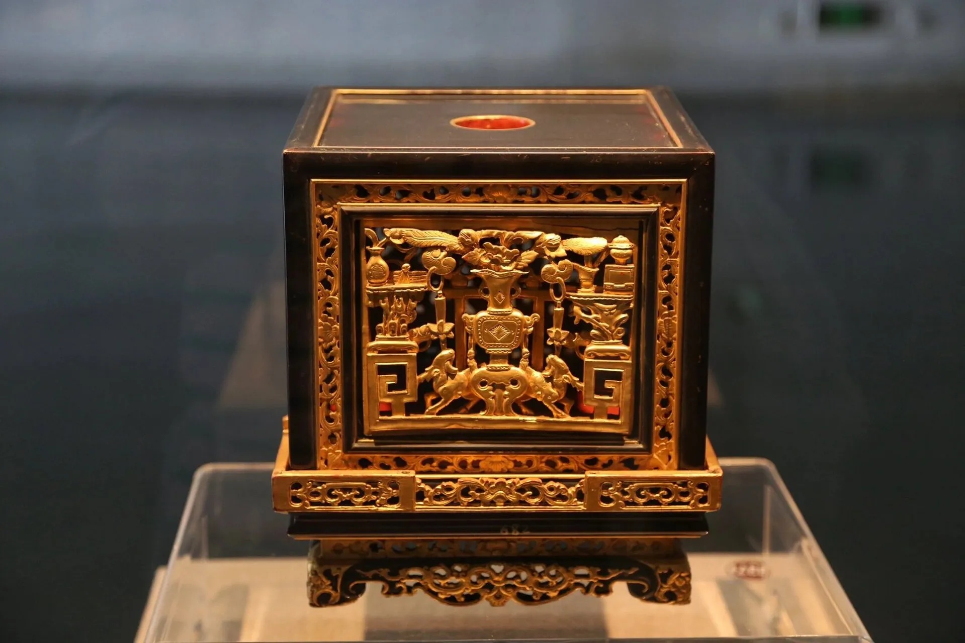 广东省博物馆金漆神龛展现繁复木雕工艺_1