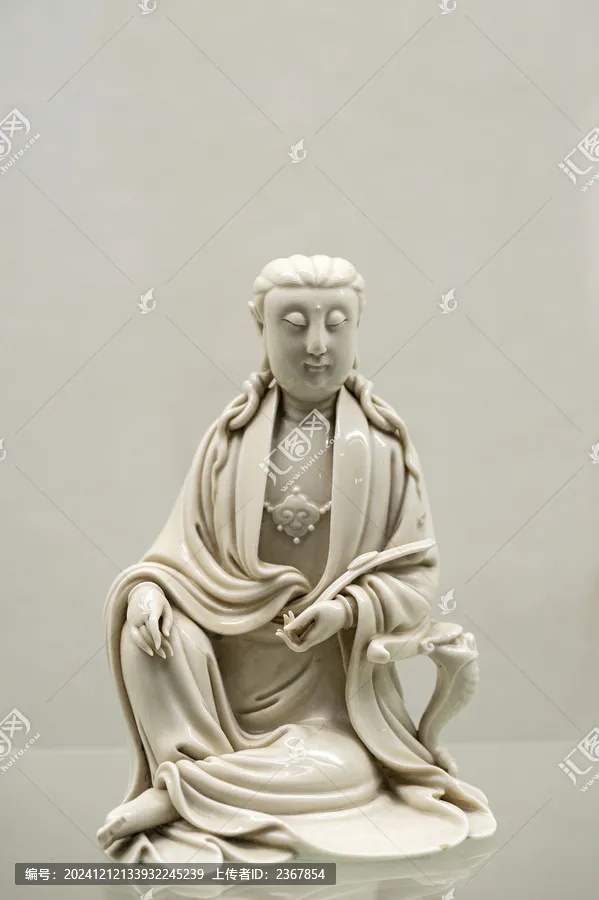 明代德化窑何朝宗款白釉观音瓷坐像展品_2