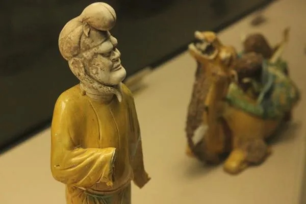 唐三彩胡人牵驼俑展现唐代丝路商旅风貌_1