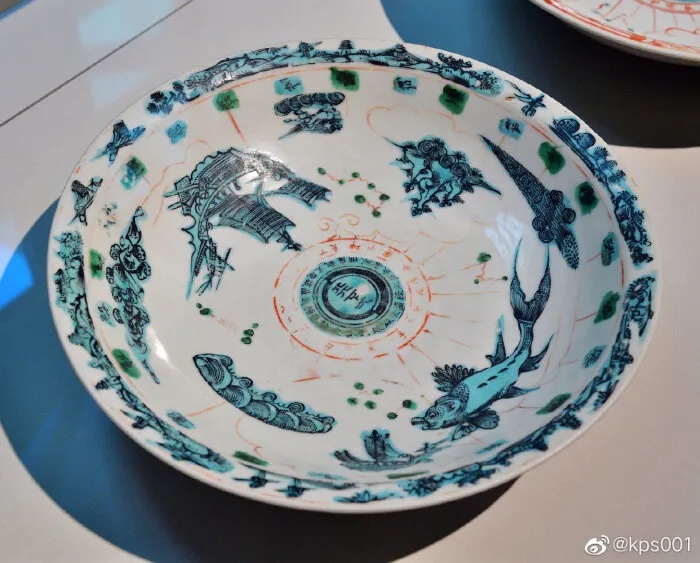 明代漳州窑五彩瓷盘绘航海图与罗盘_1