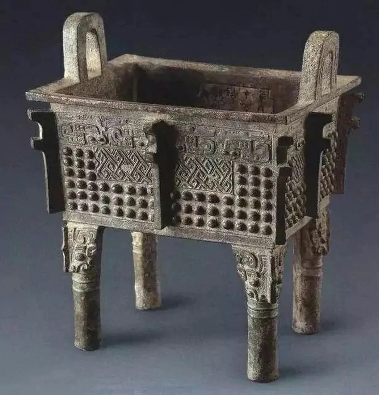 旅顺博物馆藏西周吕方鼎展现古朴长方造型_1