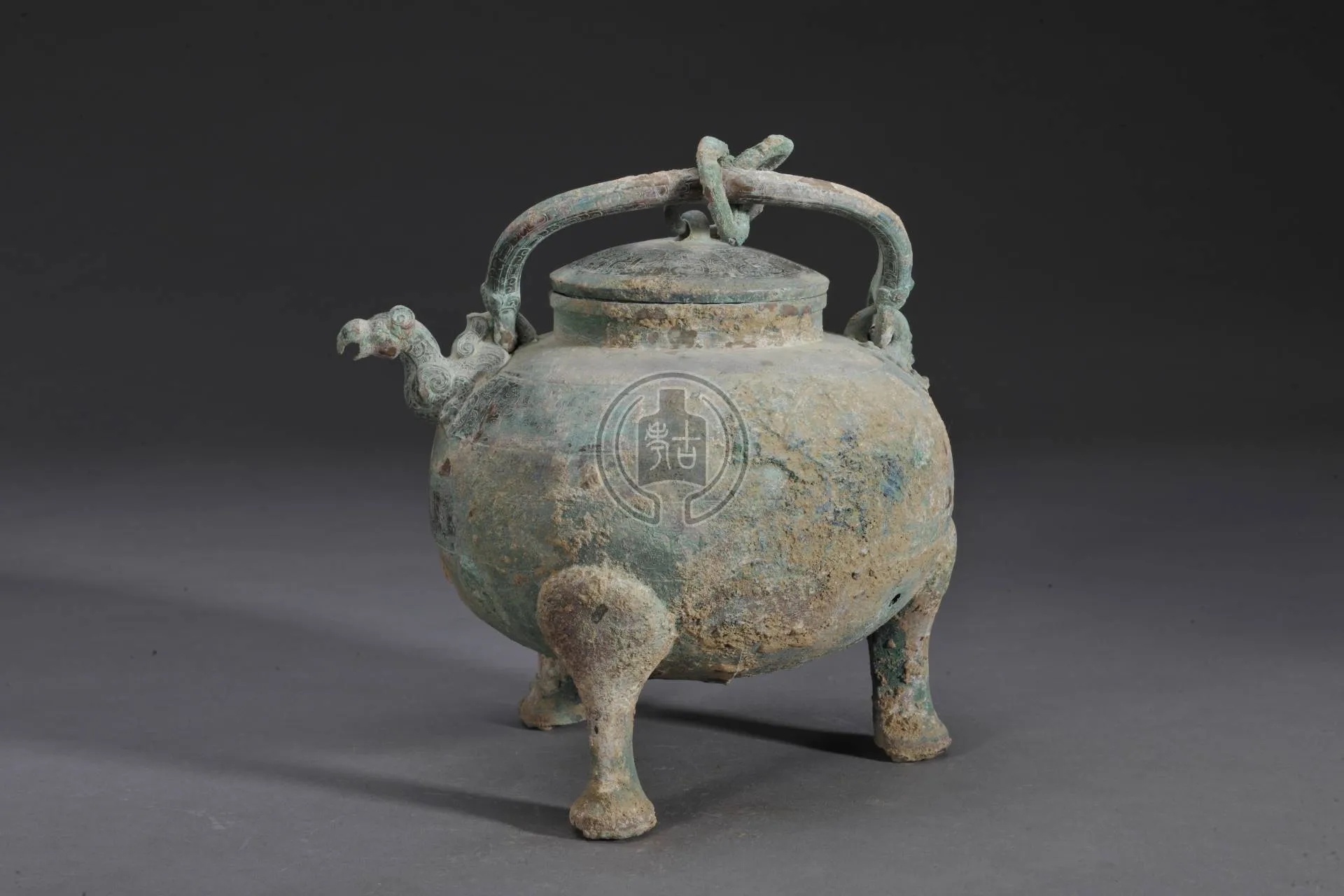 广西博物馆藏兽面纹提梁铜卣整体造型_1