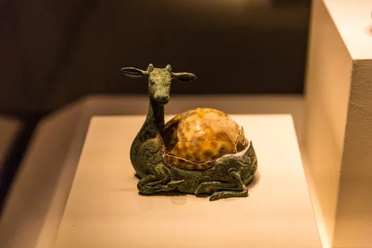 西汉嵌贝鹿形青铜镇展现鹿形底座镶嵌虎斑贝壳的精美工艺_1