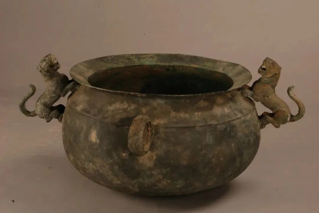 立虎辫耳大铜釜整体展示青铜器造型庄重_1