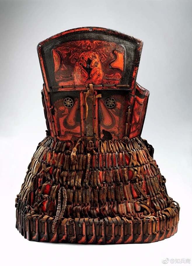 贵州省民族博物馆藏黑底红黄花草纹漆花皮甲展示_1