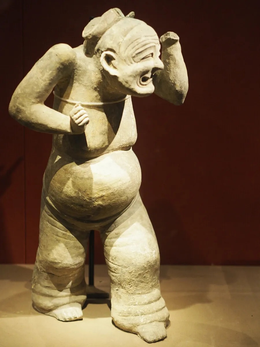 成都博物馆俳优俑展现汉代陶俑仰面大笑的生动表演姿态_1