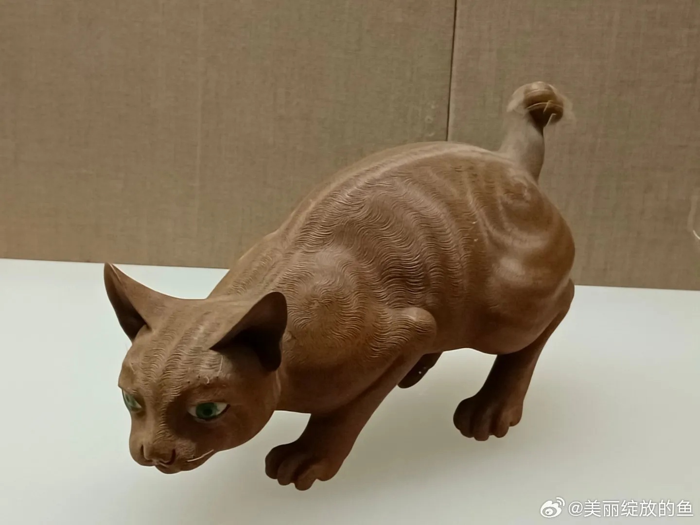 广东省博物馆藏清代石湾窑陶塑金丝猫姿态生动毛发细腻_1