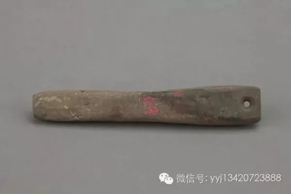 东汉蜀郡铁锄文物在丽江市博物院展出的完整形态与铭文特写_1