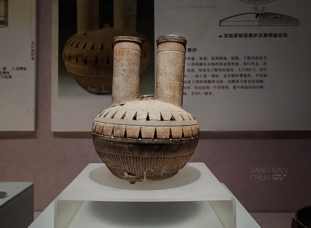 战国双囱带盖原始瓷熏炉整体造型展示_1