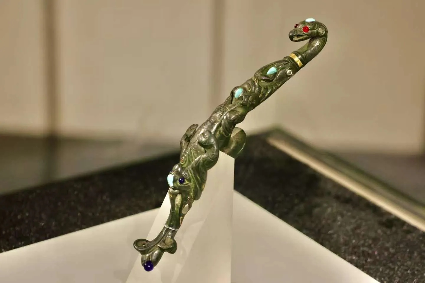 汉错金银丙午神钩铜带钩展柜中的文物细节_1