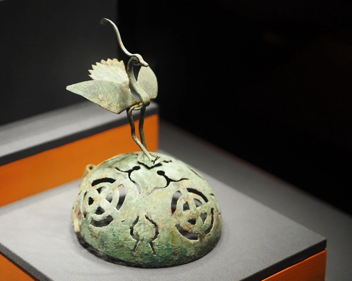 青海省博物馆汉代鸾凤铜熏炉盖展翅造型古朴精美_1