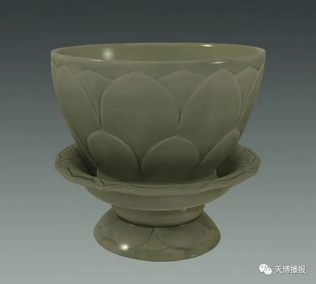 五代越窑秘色瓷莲花碗静置于展柜中青釉如冰似玉_1