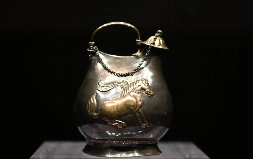 陕西历史博物馆展出的唐代鎏金舞马衔杯纹皮囊银壶全景视图_1