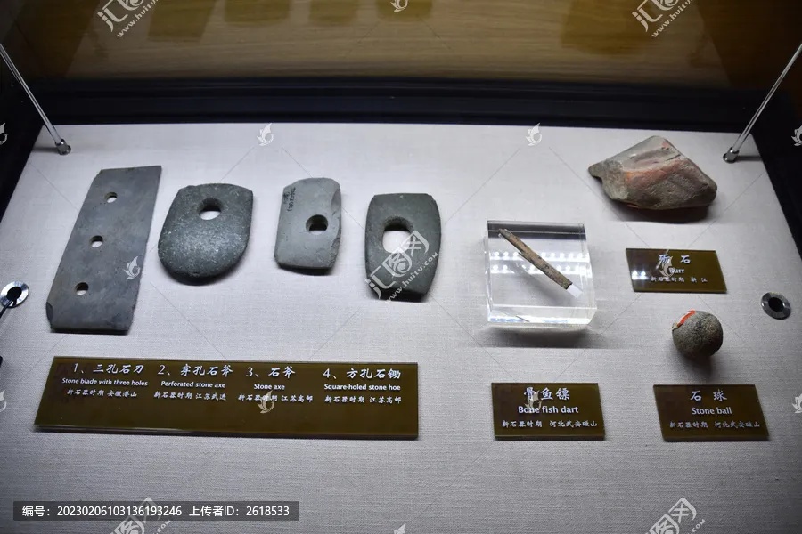 西双版纳民族博物馆藏有肩石斧整体外观_1