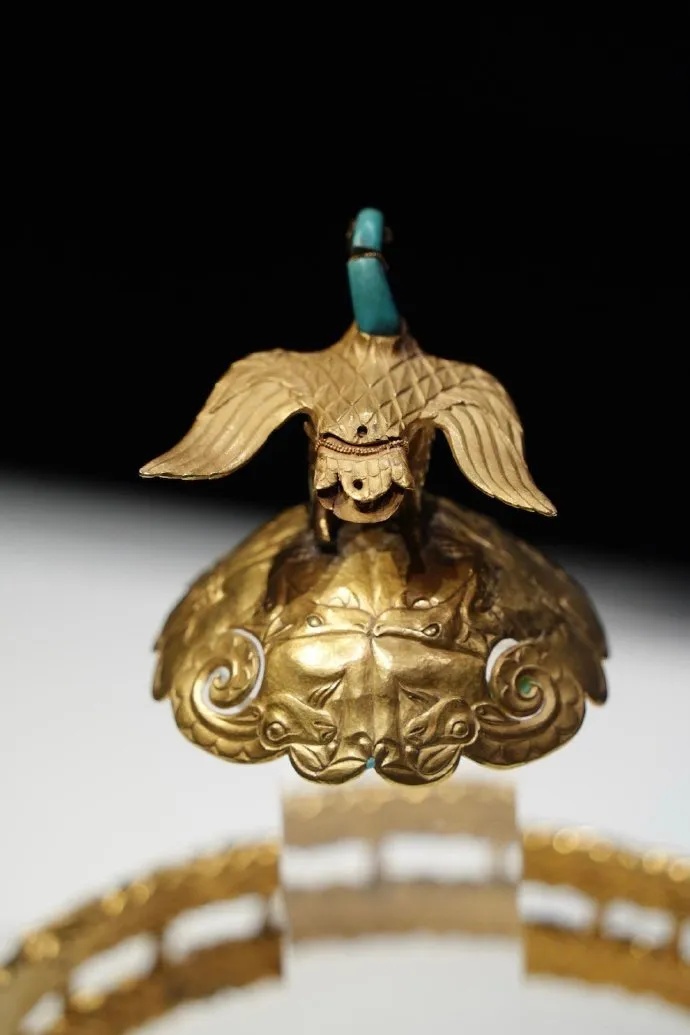 鹰顶金冠饰狼羊咬斗浮雕展现草原搏杀场景_2