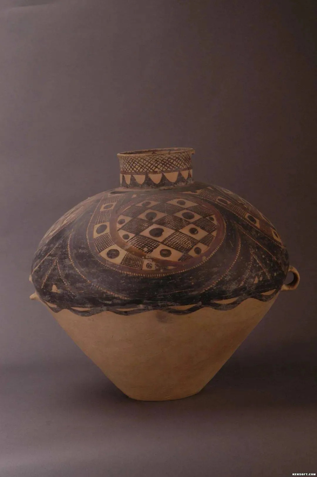 甘肃省博物馆涡纹彩陶瓮展示新石器时代马家窑文化漩涡纹饰_1