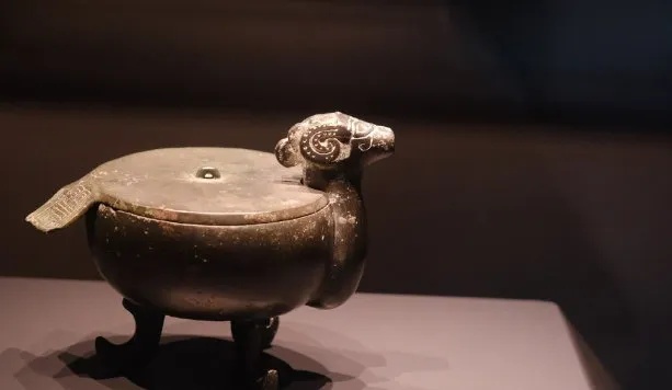 春秋羊首铜尊三足青铜器附盖实物展示_1