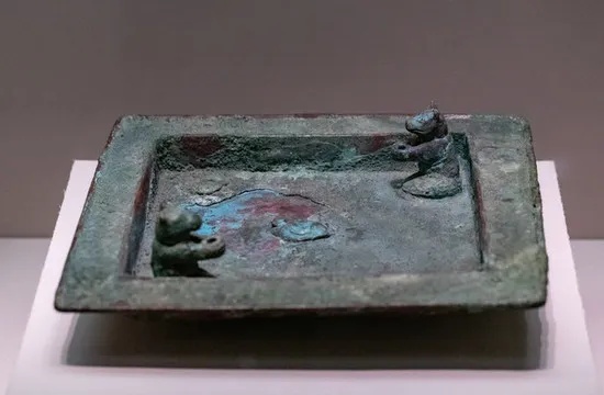 新疆博物馆双熊铜方盘双熊对坐青铜祭盘_1