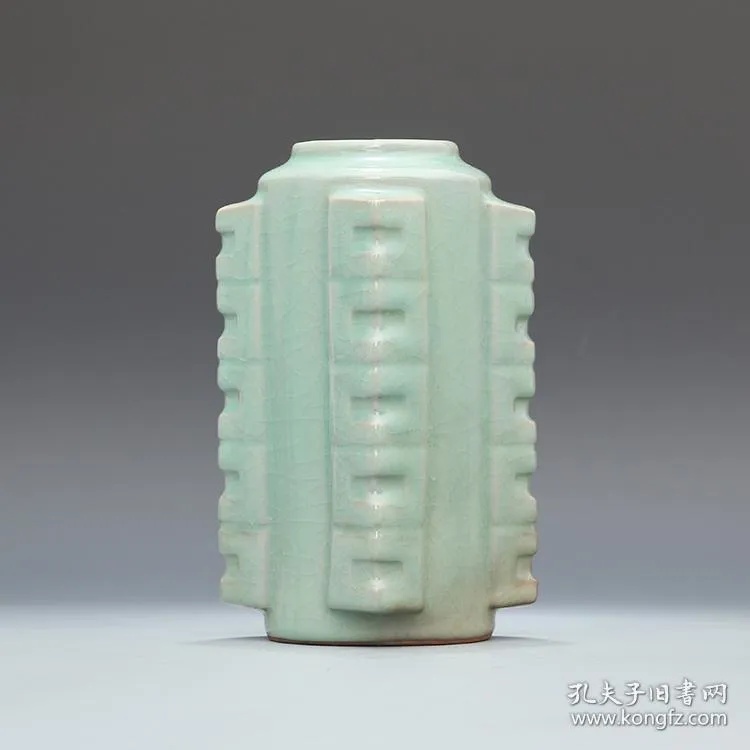 清代天青釉八卦纹琮式瓶静置于展台_1