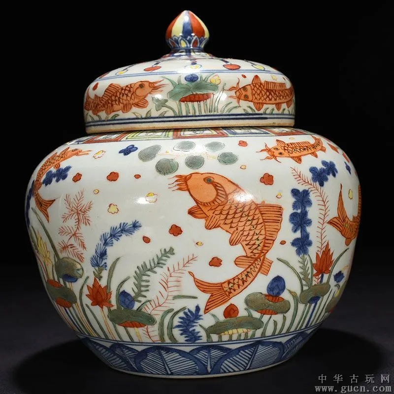 明嘉靖青花五彩鱼藻纹盖罐整体造型与纹饰细节_1