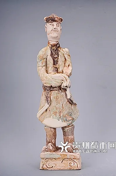 贵州省博物馆藏杨辉墓陶俑展示骑马佩剑姿态_1