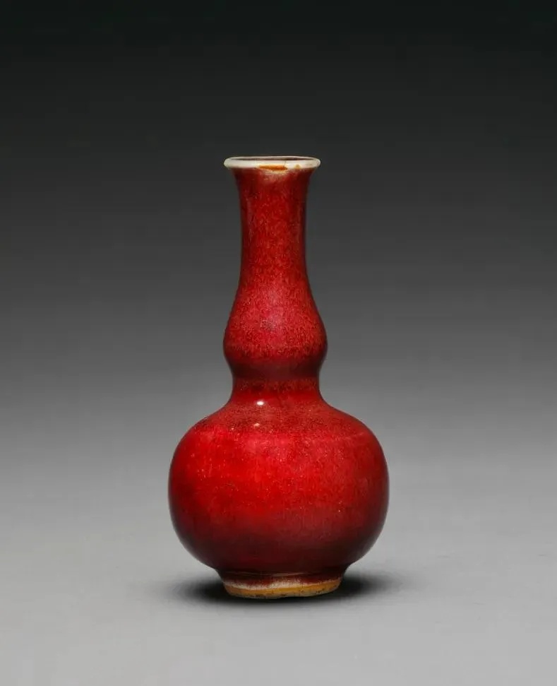 郎窑红釉穿带直口瓶展现釉色如血浓艳温润_1