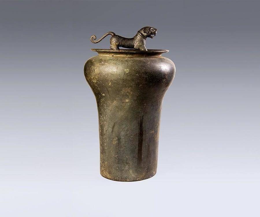 重庆中国三峡博物馆战国虎钮錞于顶部虎形钮特写_1