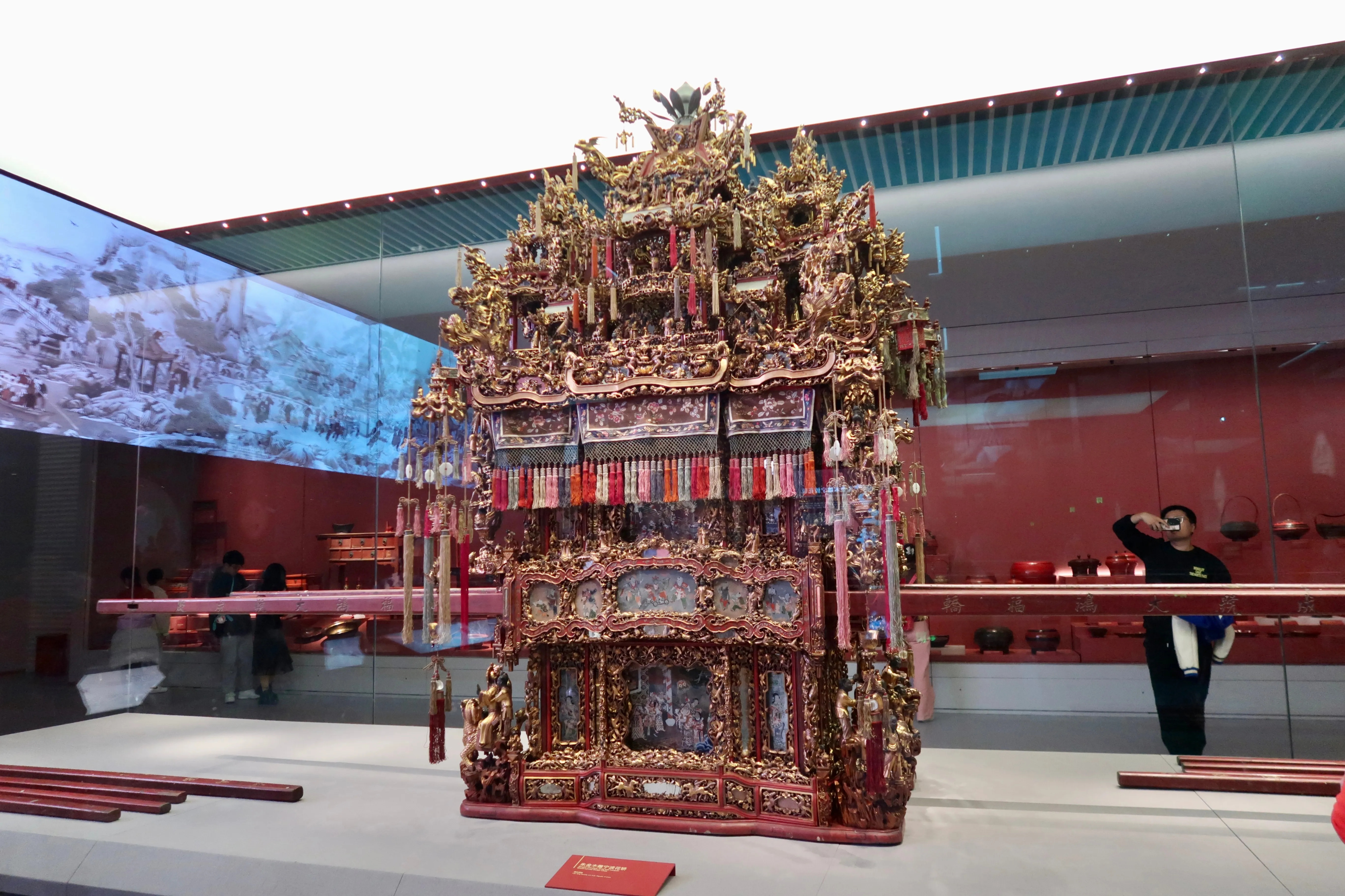 浙江省博物馆展出的朱金木雕万工轿华美雕刻细节_1