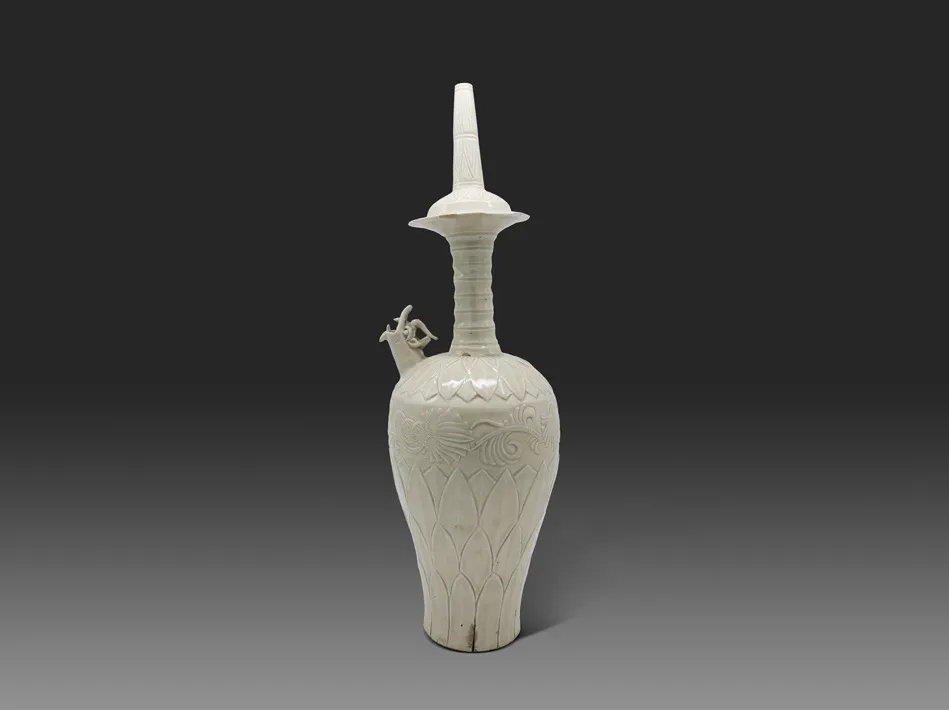 定州博物馆藏北宋定窑白釉刻花龙首净瓶全形展示_1